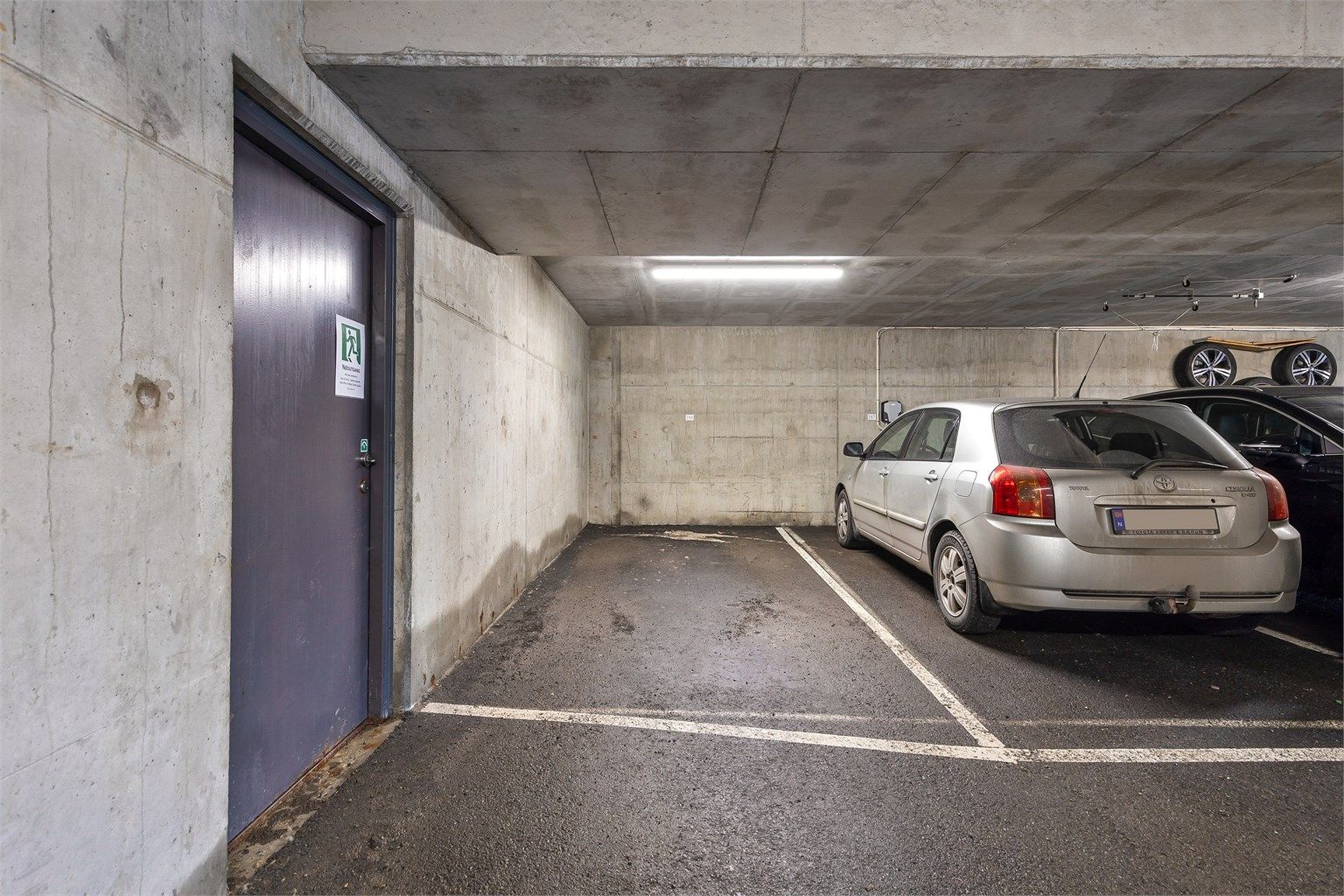 Biloppstillingsplass i felles garasjeanlegg, merket 68. Garasjeplassen er seksjonert som tilleggsdel til boligen. Det er mulighet for montering av lader for elbil på biloppstillingsplassen.
