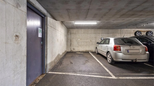 Biloppstillingsplass i felles garasjeanlegg, merket 68. Garasjeplassen er seksjonert som tilleggsdel til boligen. Det er mulighet for montering av lader for elbil på biloppstillingsplassen.