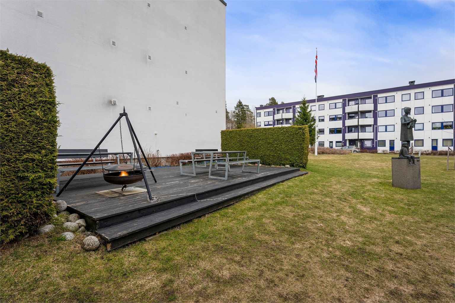 Felles uteplass med bålpanne og sittegrupper, perfekt for sosiale sammenkomster.