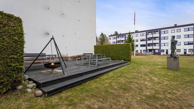 Felles uteplass med bålpanne og sittegrupper, perfekt for sosiale sammenkomster.