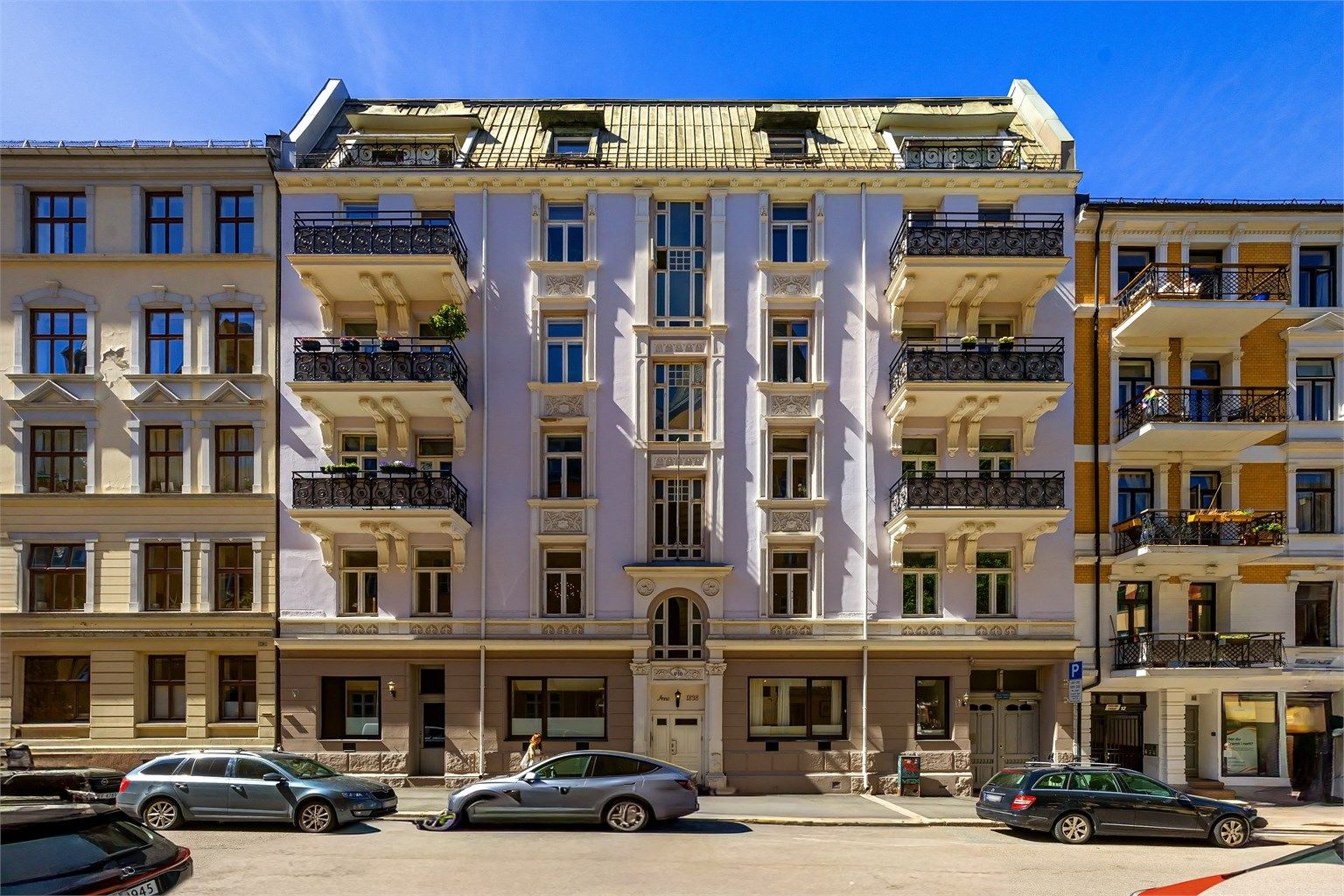 Fasaden er pusset og har bevarte, originale detaljer fra byggeåret.