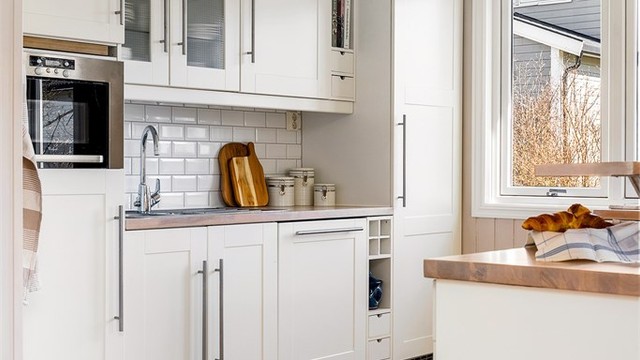 Kjøkkengulv er av originale heltre gulvbord som er slipt og overflatebehandlet.
