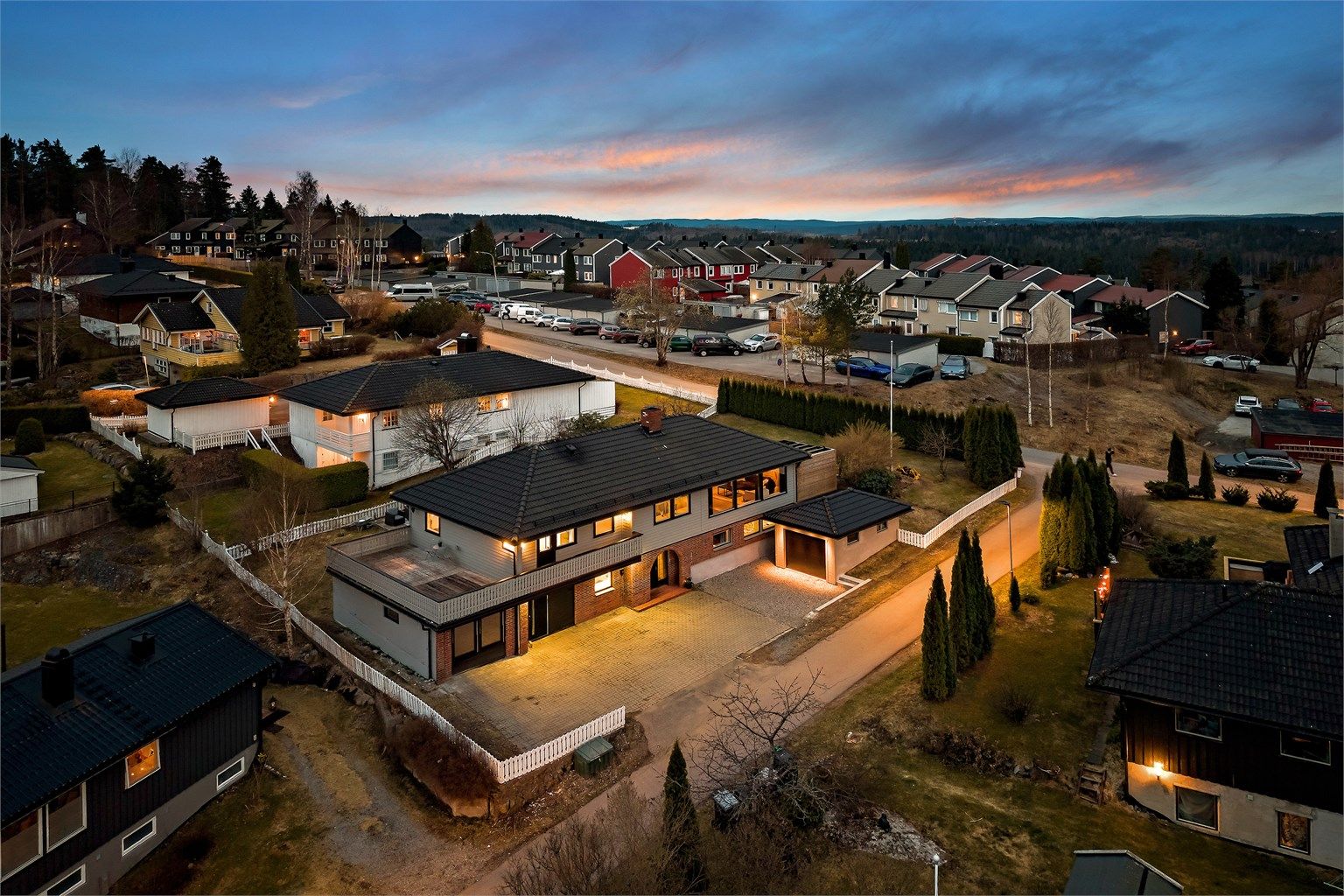 Eiendommen ligger høyt og fritt til i et rolig og etablert boligområde på Stenfelt.
