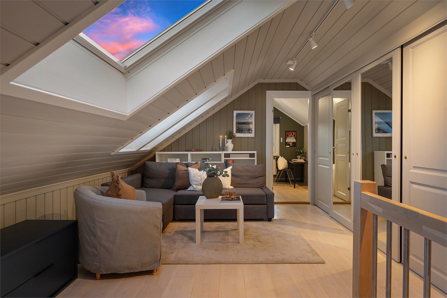 Etasjen inneholder loftstue, 2 soverom og wc-rom. Smarte integrerte garderobeløsninger