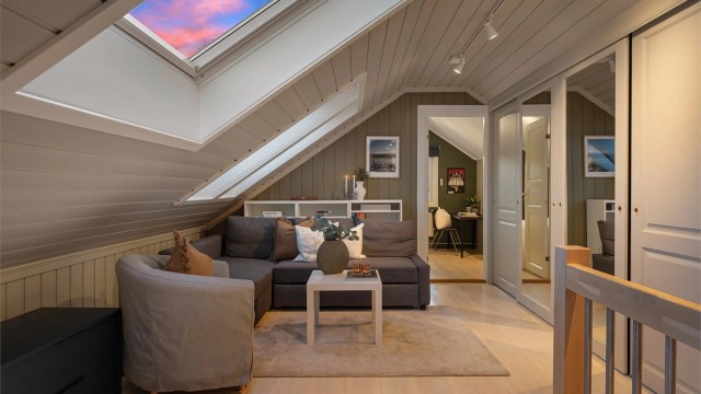 Etasjen inneholder loftstue, 2 soverom og wc-rom. Smarte integrerte garderobeløsninger