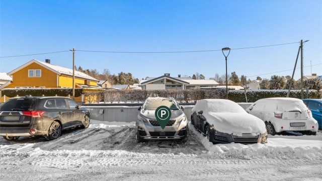 Det medfølger en parkeringsplass (nr. 50 ifølge selger) på taket av garasjeanlegget. Det er montert elbillader på plassen.
Oppmerkede gjesteparkeringsplasser på taket