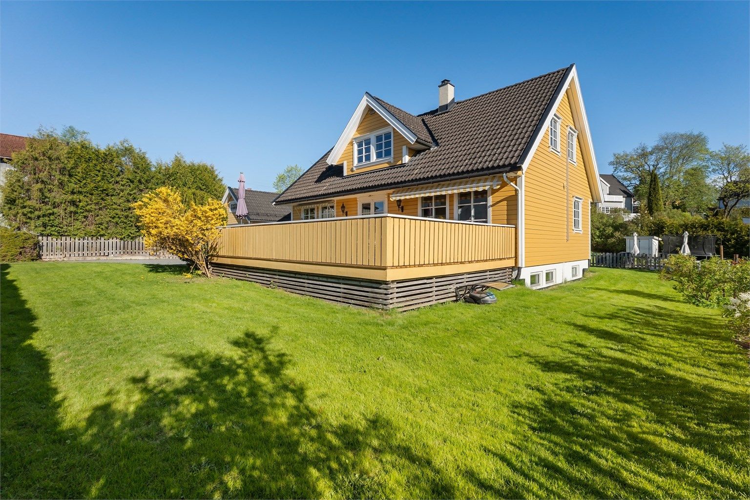 Fra eiendommen er det kort gåavstand til flere skole- og barnehagetilbud. Området er kjent for sitt hyggelige bomiljø hvor det bor barn i alle aldre