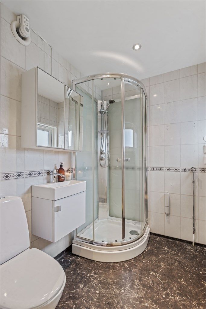Badet ble oppgradert i 2016 og har dusjkabinett, vegghengt servant og toalett.