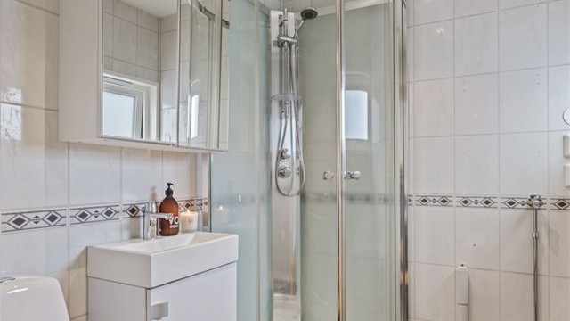 Badet ble oppgradert i 2016 og har dusjkabinett, vegghengt servant og toalett.