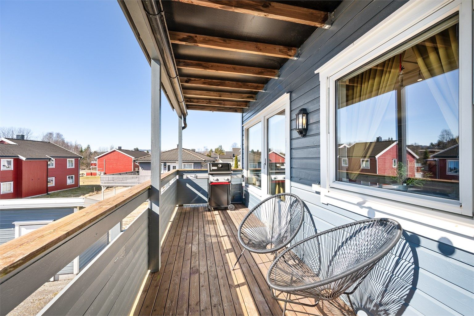 Verandaen er utstyrt med utendørs belysning og stikkontakt.