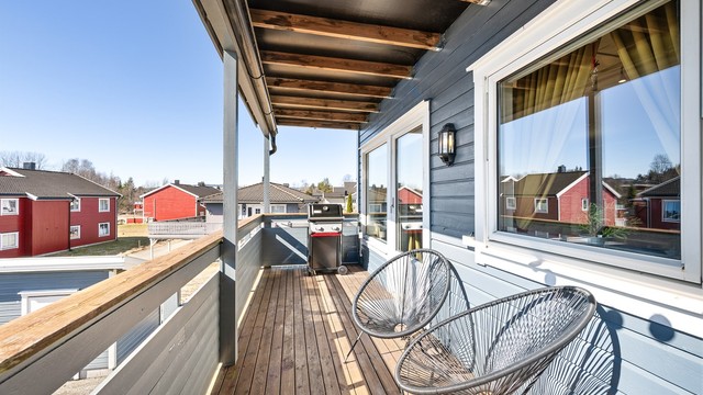 Verandaen er utstyrt med utendørs belysning og stikkontakt.