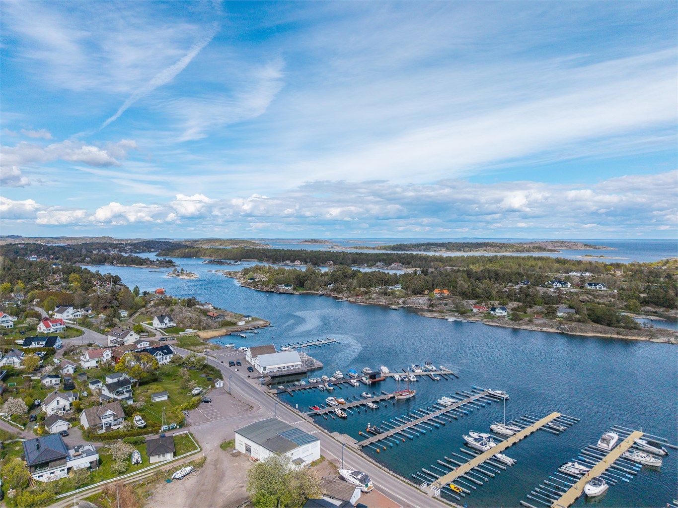 På marinaen rett over veien finner du den populære restauranten "Havhesten" og en kiosk/isbar