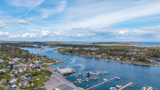 På marinaen rett over veien finner du den populære restauranten "Havhesten" og en kiosk/isbar