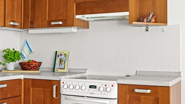 Mekanisk kjøkkenventilator er koblet til avtrekkskanal.