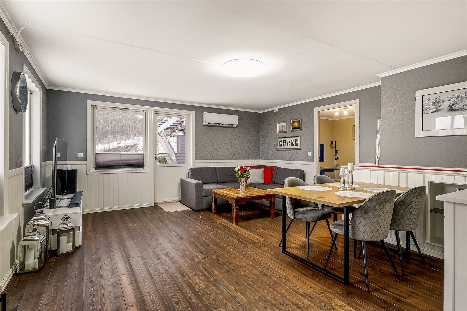 Romslig stue med varmepumpe og direkte utgang til terrassen.