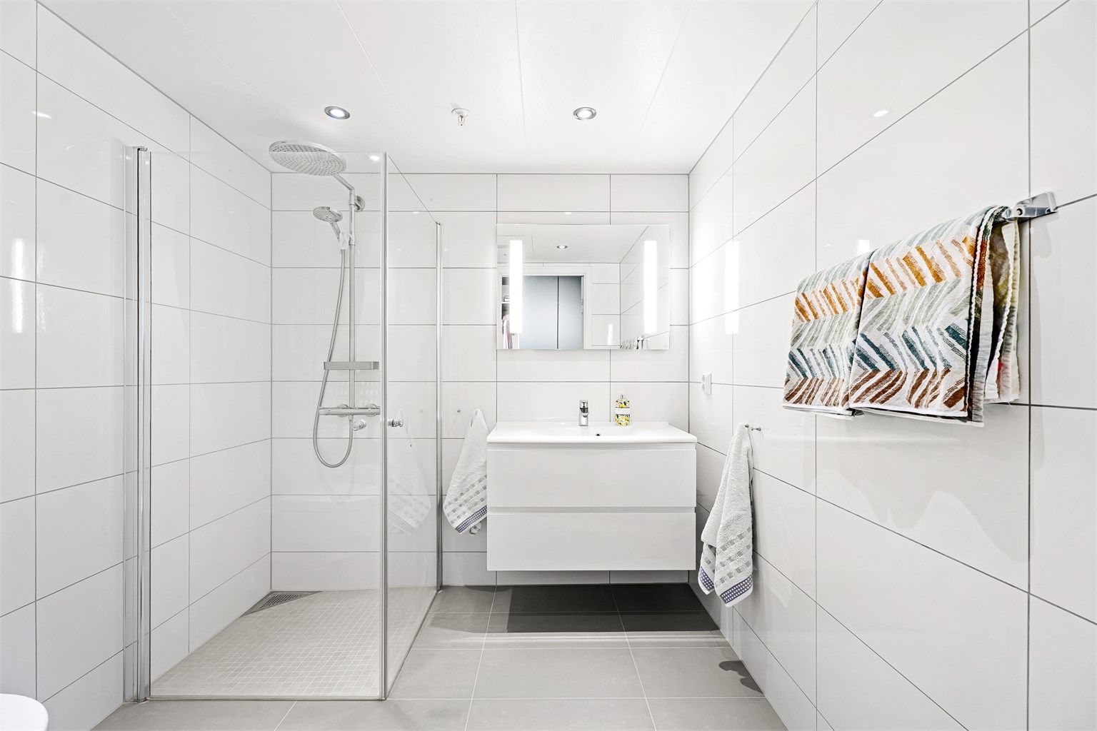 Bad nr. 2 - Lekkert med 60x60x flis på gulv, waterfall dusjamatur, spotter i himling og et moderne tidløst uttrykk