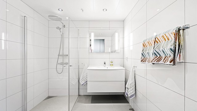 Bad nr. 2 - Lekkert med 60x60x flis på gulv, waterfall dusjamatur, spotter i himling og et moderne tidløst uttrykk