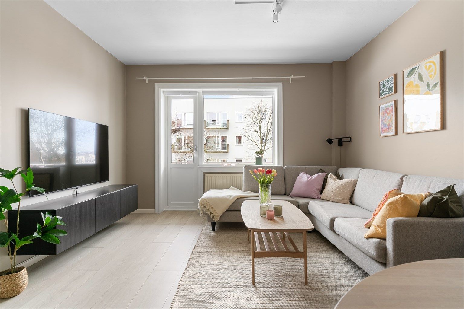 Generøs takhøyde kombinert med vindusflater sørger for en luftig atmosfære i boligen. 