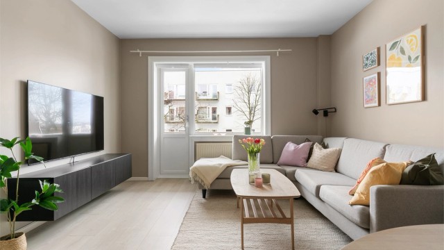 Generøs takhøyde kombinert med vindusflater sørger for en luftig atmosfære i boligen.