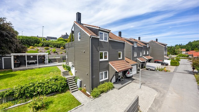 Eiendommen har en sentral beliggenhet med enkel adkomst til E6.