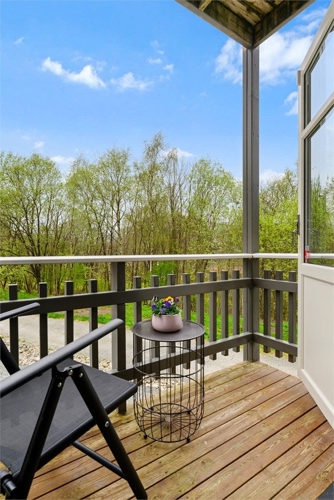 Fra stuen er det utgang til en koselig balkong – perfekt for både morgenkaffen og late ettermiddager.