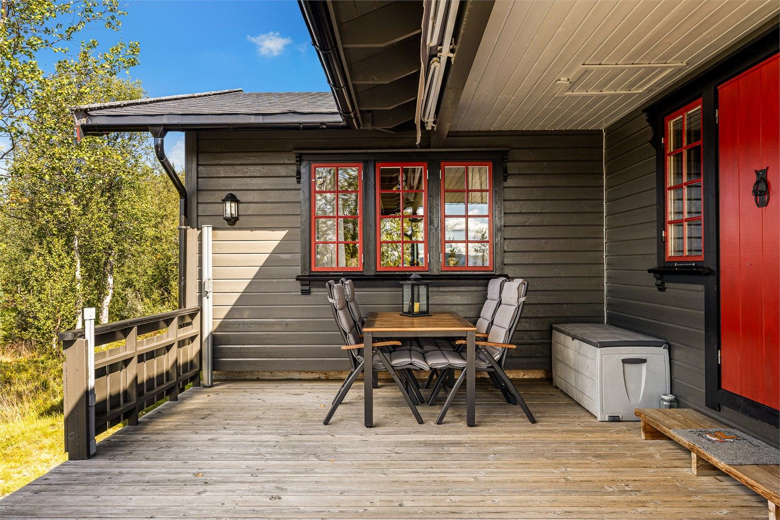 Sydvestvendt terrasse.