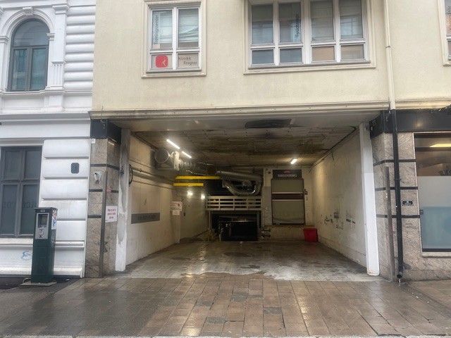 Innkjørsel til garasjeanlegget fra Skovveien 4.