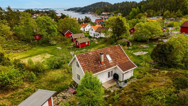 STORFAMILIENS SAMLINGSSTED. Et lite fiskersmåbruk ble på 80 tallet revet, og noen år senere ble en ekstra hytta på fjellet ovenfor bygget.