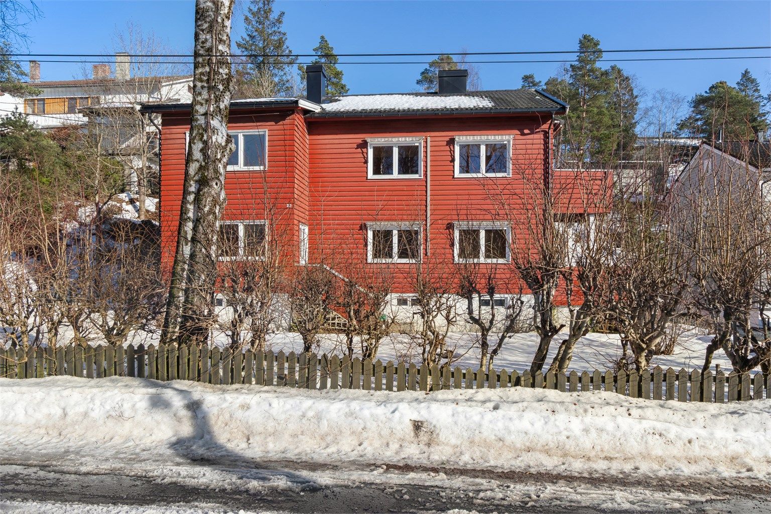 Bygningen er oppført i 1940 med yttervegger i trekonstruksjon kledd med trepanel.