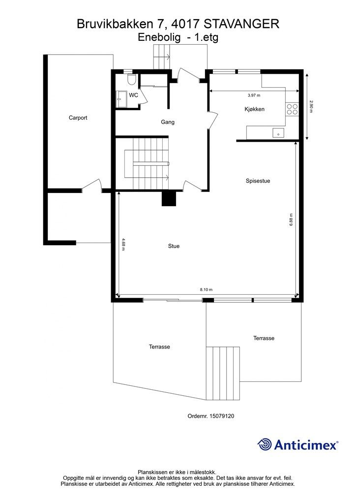 Første etasje har en familievennlig planløsning med entré, toalettrom, kjøkken og en romslig stue/spisestue.