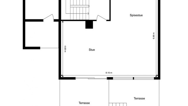Første etasje har en familievennlig planløsning med entré, toalettrom, kjøkken og en romslig stue/spisestue.