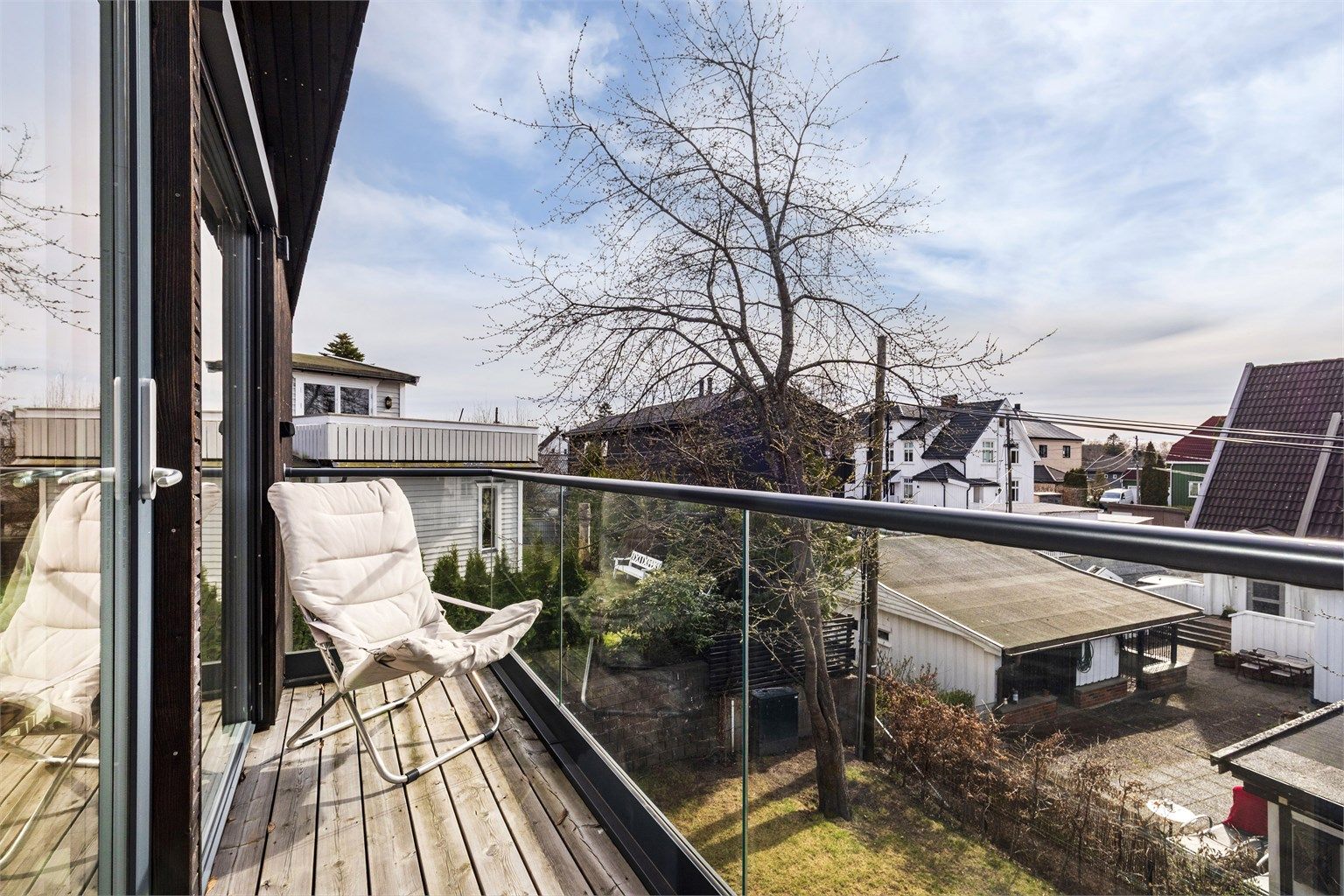 Balkong med adkomst fra stue og fra soverom