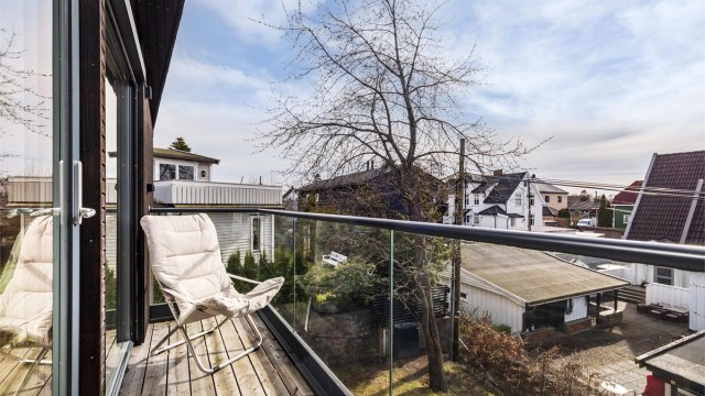 Balkong med adkomst fra stue og fra soverom