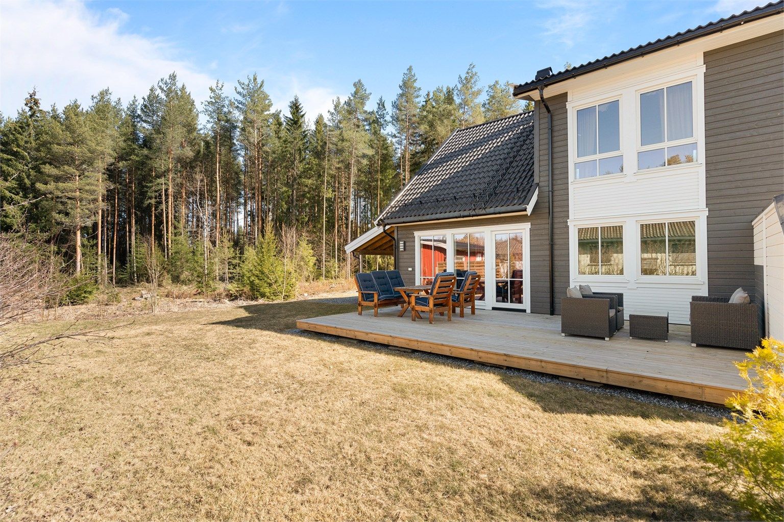 Det er flotte uteområder med terrasse og stor hage, og god beliggenhet innerst i feltet.