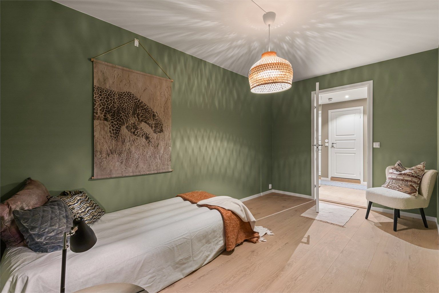 Også her er det en-stavs laminat på gulvet og malte veggflater.