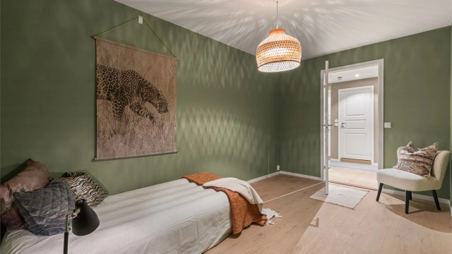 Også her er det en-stavs laminat på gulvet og malte veggflater.