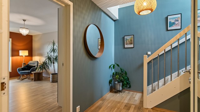 Fra hallen er det inngang til underetasjens romslige soverom.