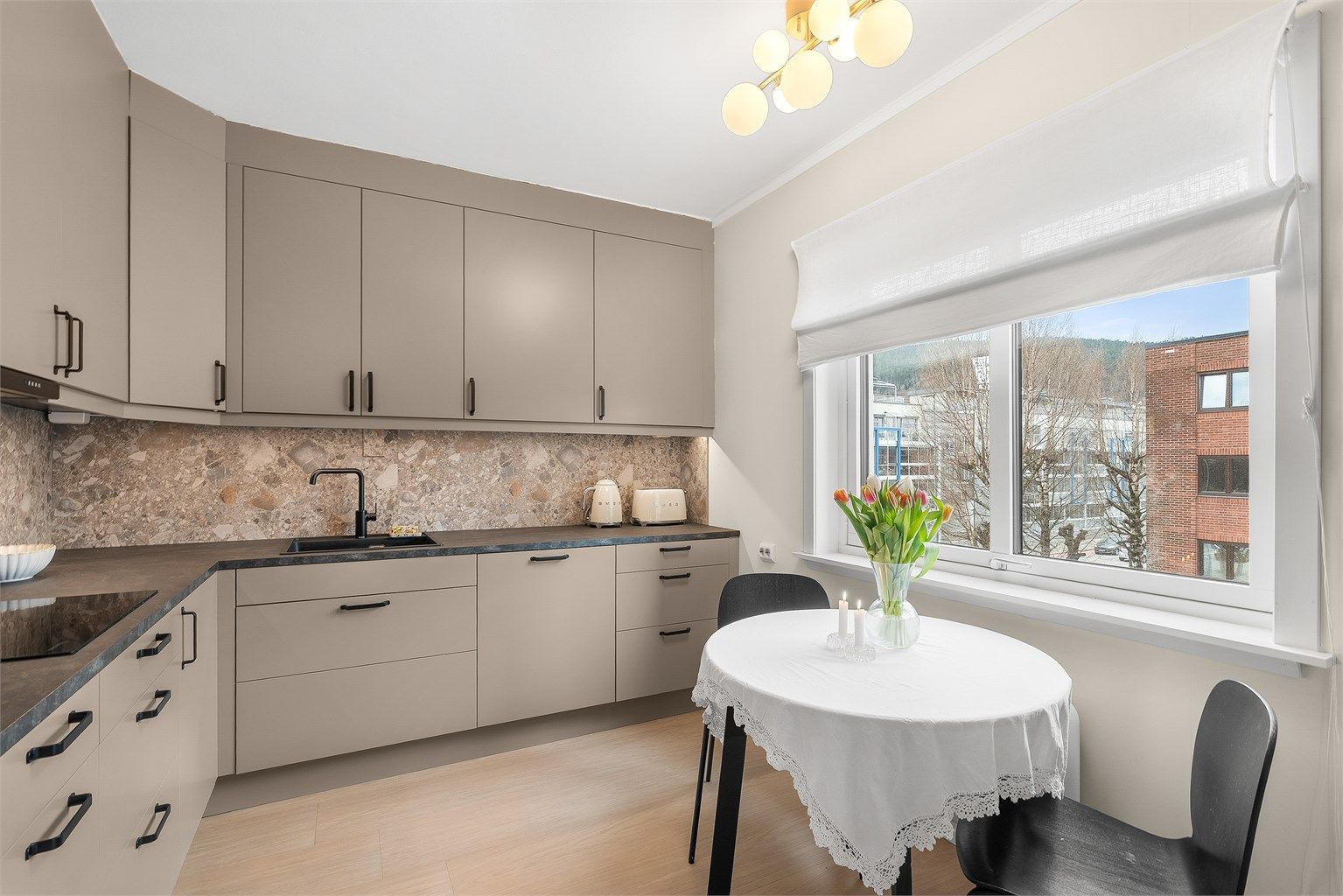 Delikat og moderne Epoq-kjøkkeninnredning fra 2023 med helintegrerte hvitevarer.