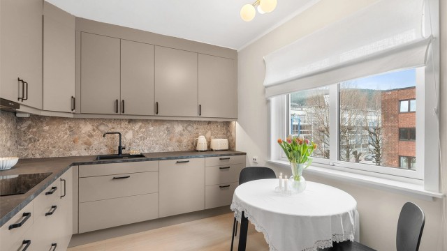 Delikat og moderne Epoq-kjøkkeninnredning fra 2023 med helintegrerte hvitevarer.