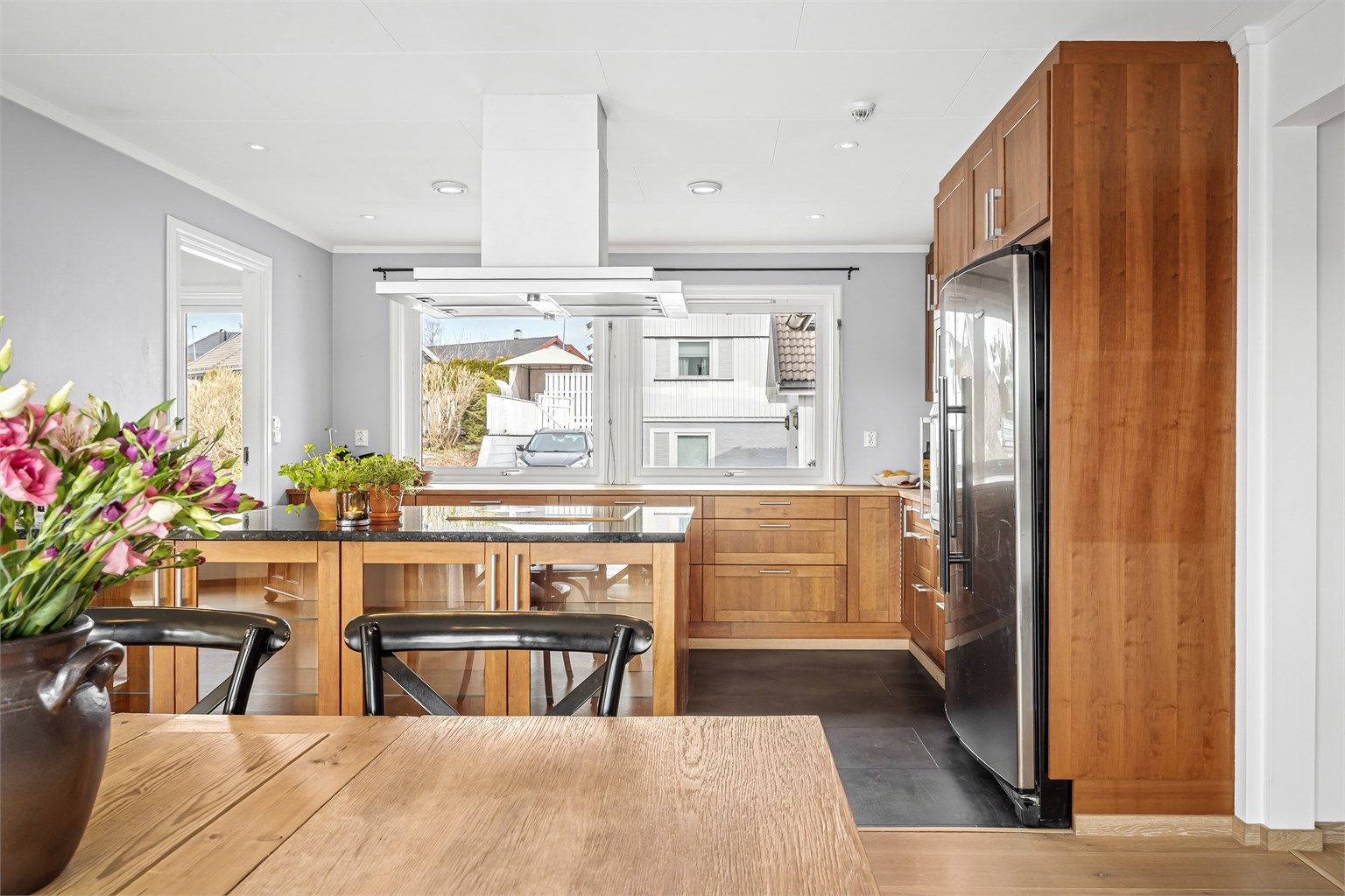 Praktisk kjøkkenhalvøy med underskap og vitrineskap.