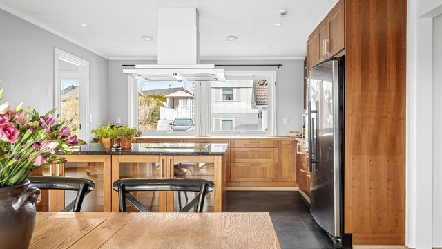 Praktisk kjøkkenhalvøy med underskap og vitrineskap.