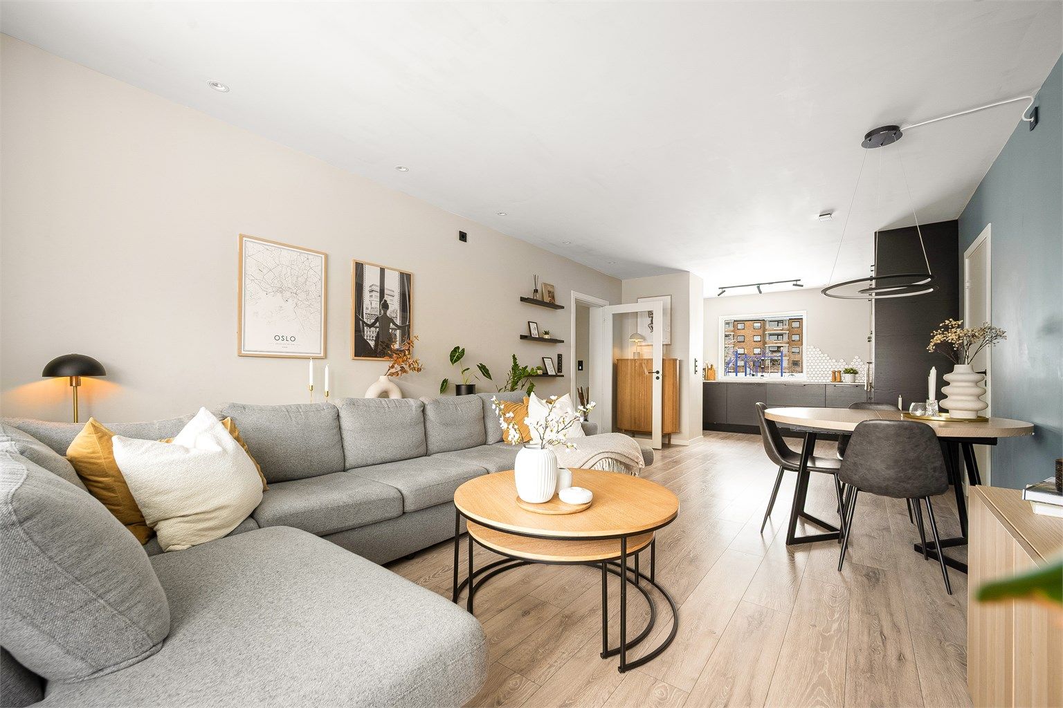 Boligen ligger veldig fint til i byggets høye 1. etasje. 