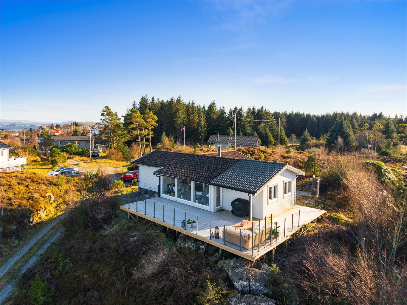 Fritidsboligen tilbyr en praktisk planløsning med meget romslig stue, åpen kjøkkenløsning, flere gode soverom og bad