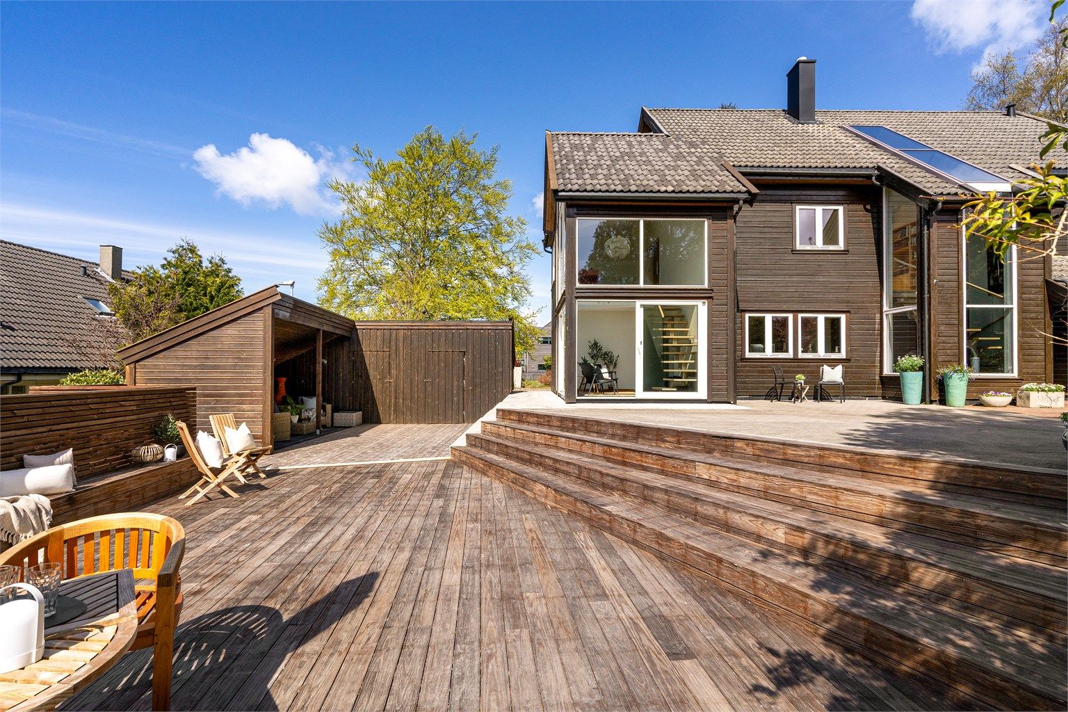 Tomten er velholdt og flott, både med hage, solrik terrasse på 94 kvm. 
