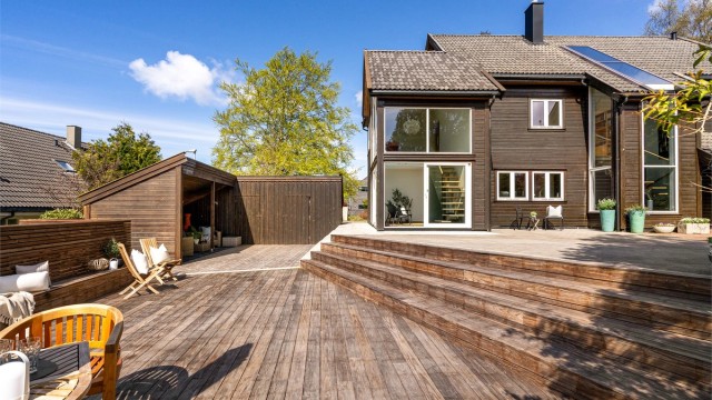 Tomten er velholdt og flott, både med hage, solrik terrasse på 94 kvm.
