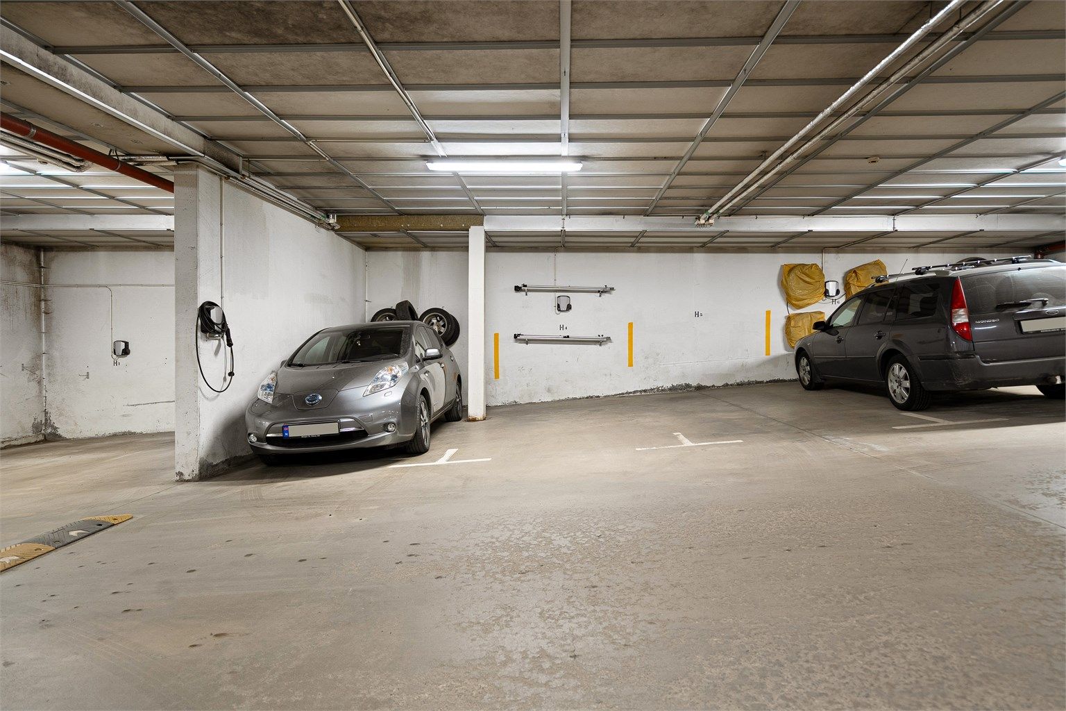 Leiligheten disponerer egen parkeringsplass med elbillader i felles oppvarmet garasjeanlegg. Plassen er merket med H4. 