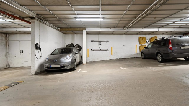 Leiligheten disponerer egen parkeringsplass med elbillader i felles oppvarmet garasjeanlegg. Plassen er merket med H4.
