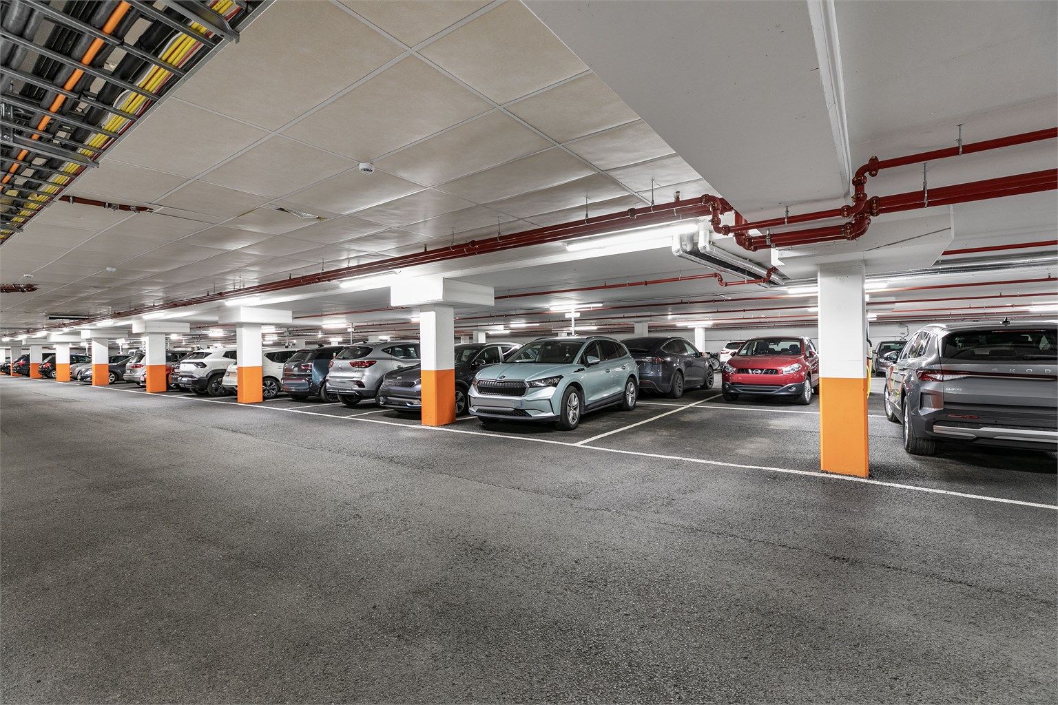 Leiligheten disponerer plass i felles garasjeanlegg, med lader til EL-bil.