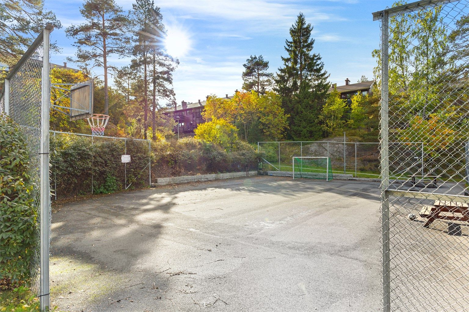 Felles ballplass og lekeområder på de bilfrie tunene i borettslaget, hvor barna kan leke trygt.