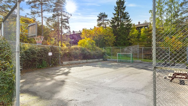 Felles ballplass og lekeområder på de bilfrie tunene i borettslaget, hvor barna kan leke trygt.